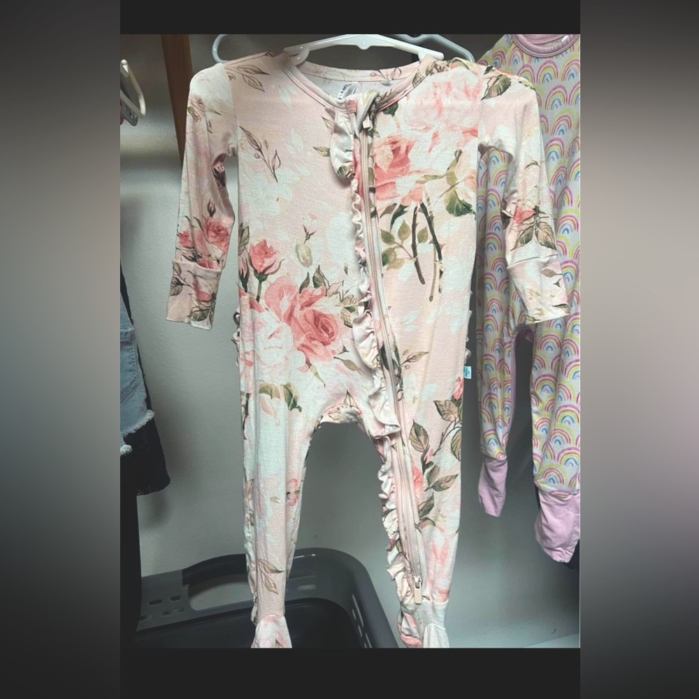 Size: 3-6 Months 
Posh peanut